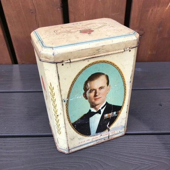 Vtg Queen Elizabeth II Tea  Tin - Picture 2 of 7